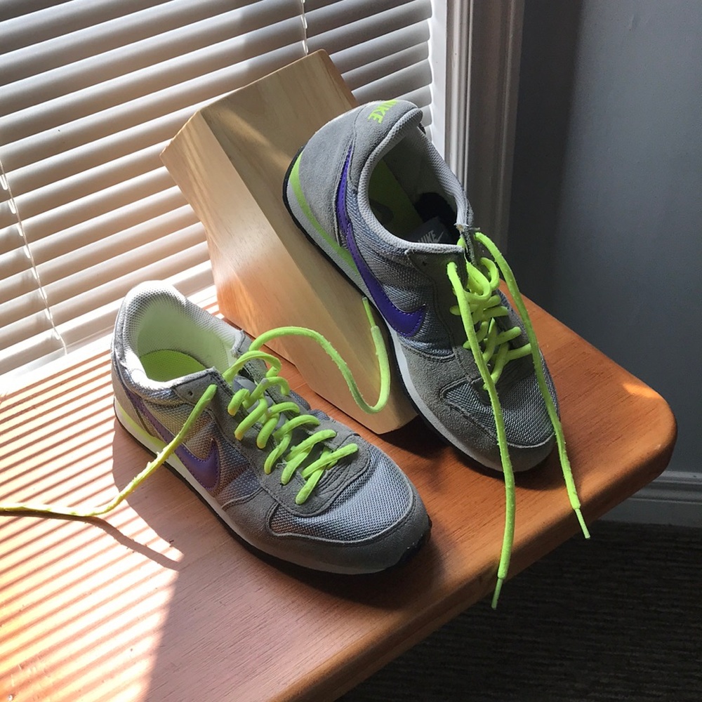 Retro style.. size 8 womens nike shoes
